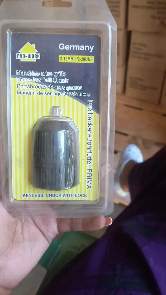 Keyless chuck with lock