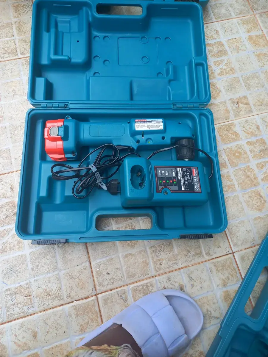 Angle cordless driver drill