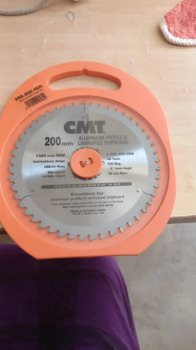 Aluminum profile & laminated chipboard (200 MM)