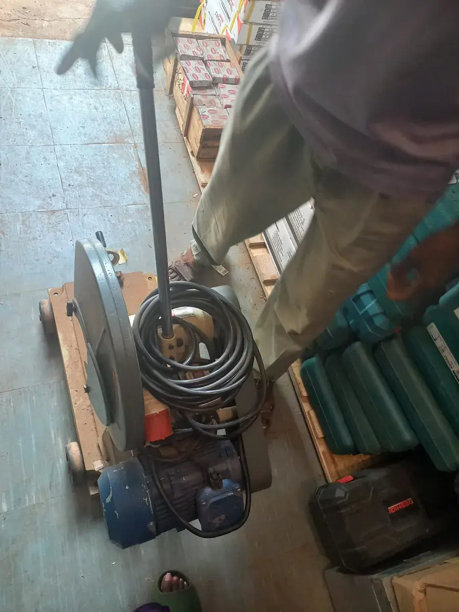 Metal cutting machine