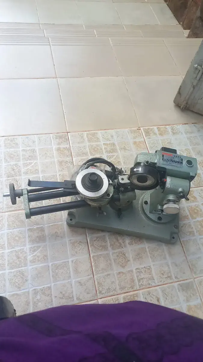Saw blade sharpener