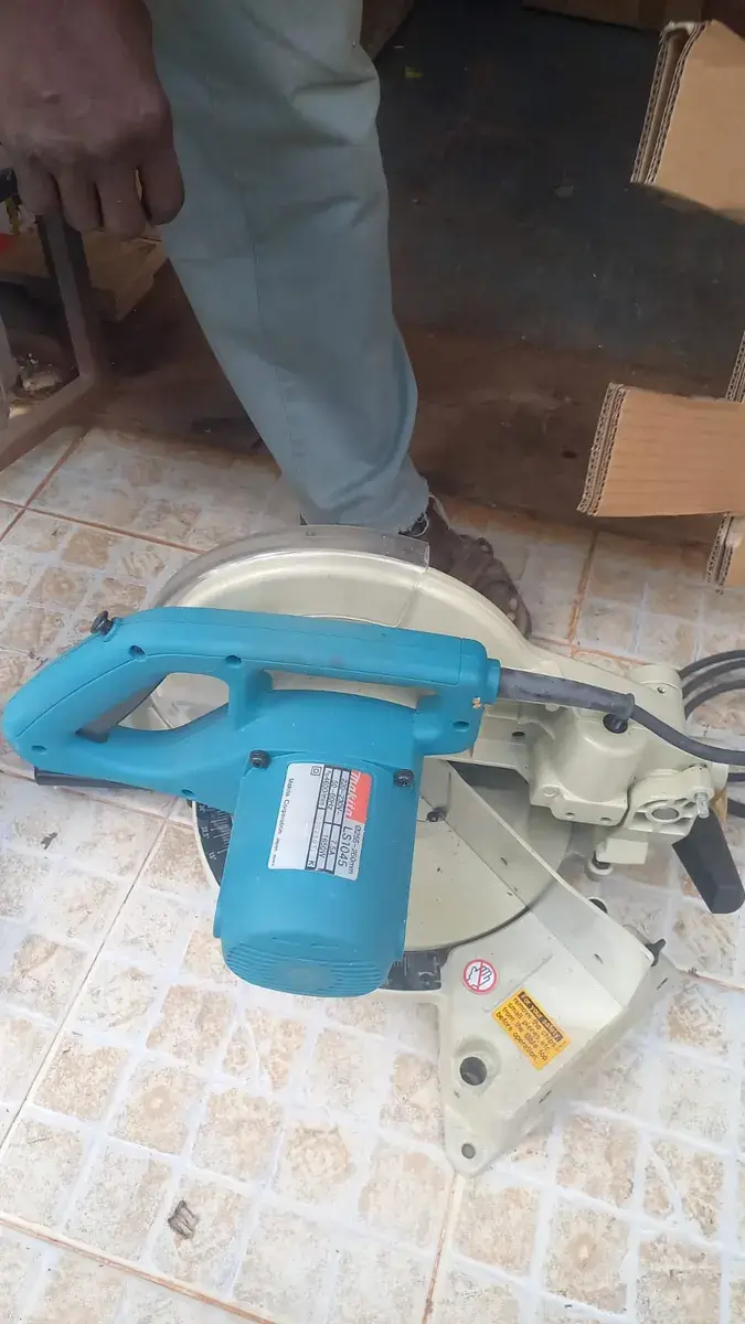 Compound miter saw